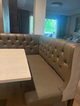 Bancada Rinconera Capitoné y Mesa de Comedor