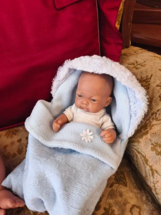 Muñeco bebé en manta azul