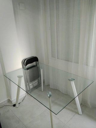 Mesa comedor IKEA cristal patas blancas