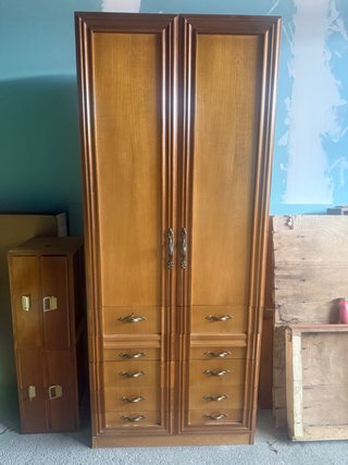 Armario de madera marrón