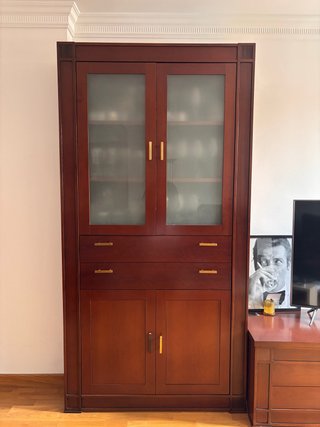 Estantería madera maciza con puertas de cristal