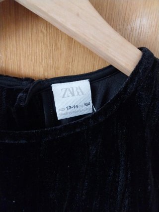 Mono Elegante Negro con Detalle de Pedrería