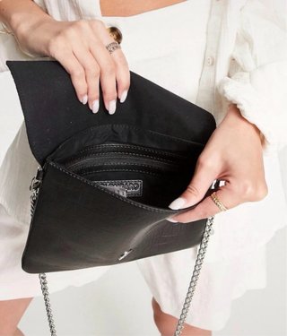Pochette nera con borchie
