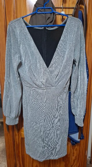 Vestido corto de fiesta en tono plateado brillante