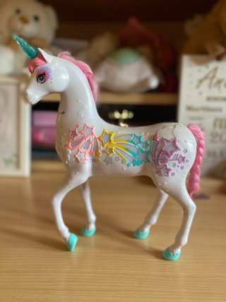 Unicornio de juguete con crin rosa