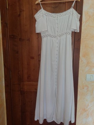 Vestido Largo Blanco con Detalles Calados