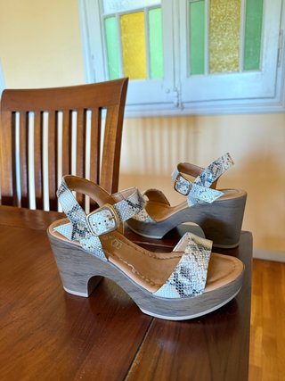 Sandalias de tacón con estampado