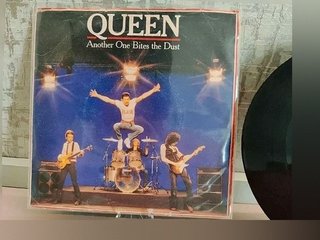 Queen - Another One Bites the Dust 45 Giri...