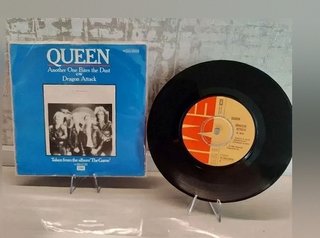 Queen - Another One Bites the Dust 45 Giri...