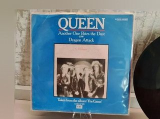 Queen - Another One Bites the Dust 45 Giri...