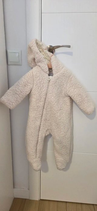 Buzo invierno borreguillo blanco con capucha Zara