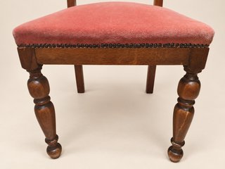 Silla clásica de madera tapizada rosa