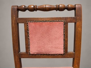 Silla clásica de madera tapizada rosa