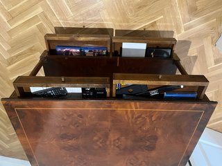 Mesa de madera de raíz con cajones