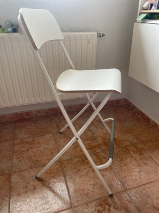 Taburete plegable blanco y madera