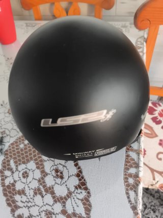 Casco de moto negro con visera