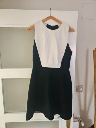 Vestido corto bicolor blanco y negro.