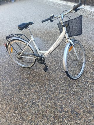 Bicicleta de paseo blanca con cesta
