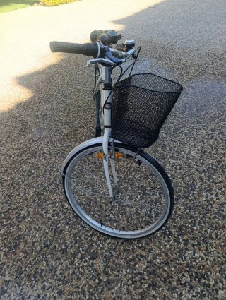 Bicicleta de paseo blanca con cesta