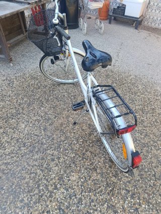 Bicicleta de paseo blanca con cesta