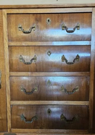 Aparador de madera con espejo