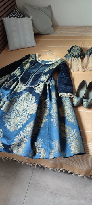 Traje de fallera azul y dorado