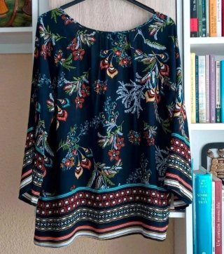(M) Blusa fluida estampada con motivos florales