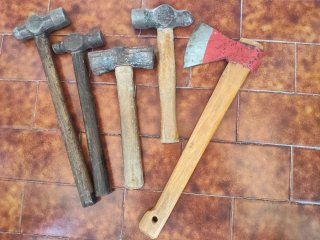 Lote de 4 Martillos y 1 Hacha