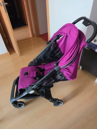 Silla de paseo compacta color fucsia