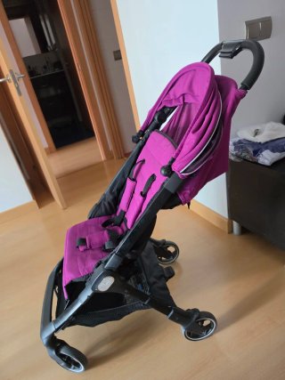 Silla de paseo compacta color fucsia