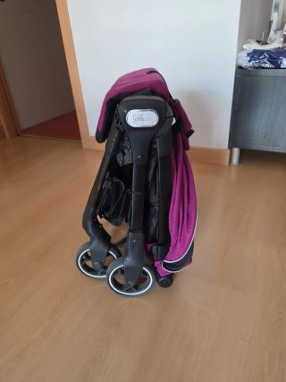 Silla de paseo compacta color fucsia