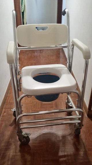 Silla de Aseo y WC con ruedas casi sin uso