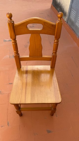Silla de Madera Maciza de pino. Hay 4