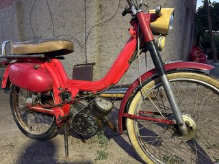 Moto antigua tipo ciclomotor roja