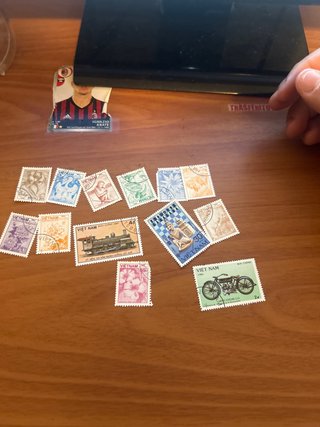 Collezione di 12 francobolli del Vietnam