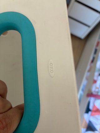 Cesta OXO para juguetes en el baño