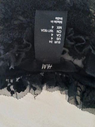Blusa negra con detalle de encaje