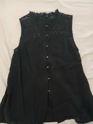 Blusa negra con detalle de encaje