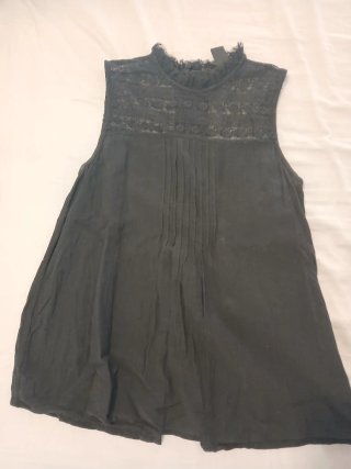 Blusa negra con detalle de encaje