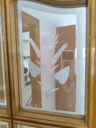 Puerta de madera con cristal.