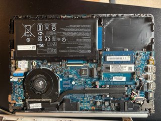 Portátil HP con placa base averiada.