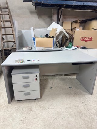 Escritorio de oficina gris