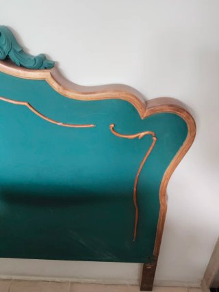 Cabecero de nogal y verde agua