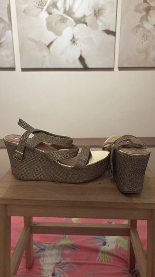 Sandalias cuña brillantes doradas y plateadas