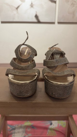Sandalias cuña brillantes doradas y plateadas