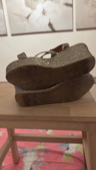 Sandalias cuña brillantes doradas y plateadas