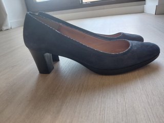 Zapatos de tacón grises para mujer