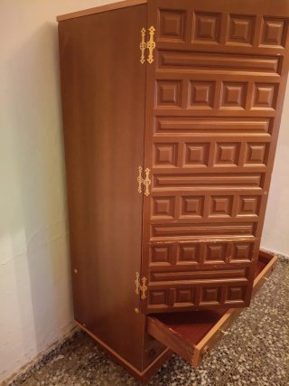Armario antiguo de madera para restaurar