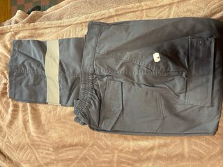 Pantalones de trabajo grises con reflectantes