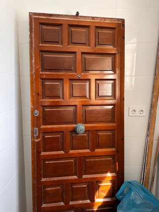 Puerta de entrada de madera